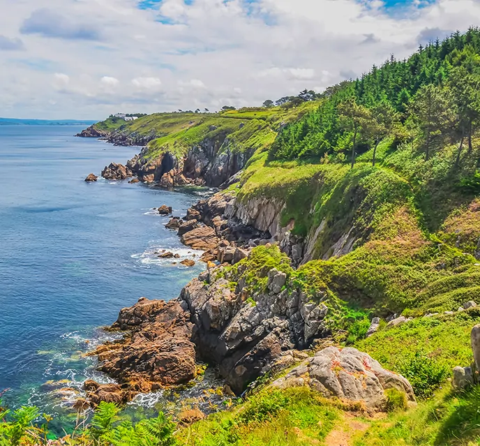 decouvrez douarnenez pendant votre sejour en camping et explorer le littoral spectaculaire