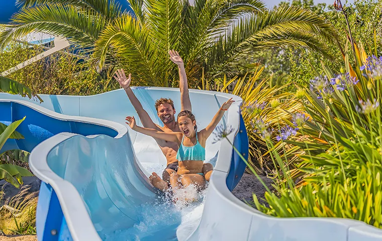 espace dedie aux toboggans aquatiques