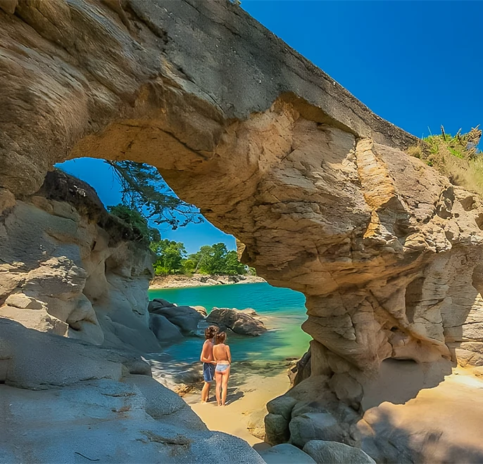 explorer les eaux turquoises etincelantes et les plages alentours