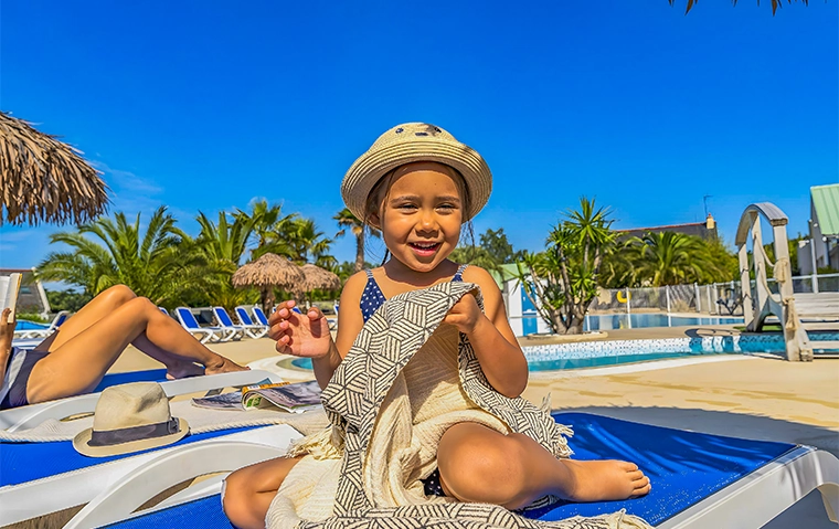 se detendre sur les transats des piscines