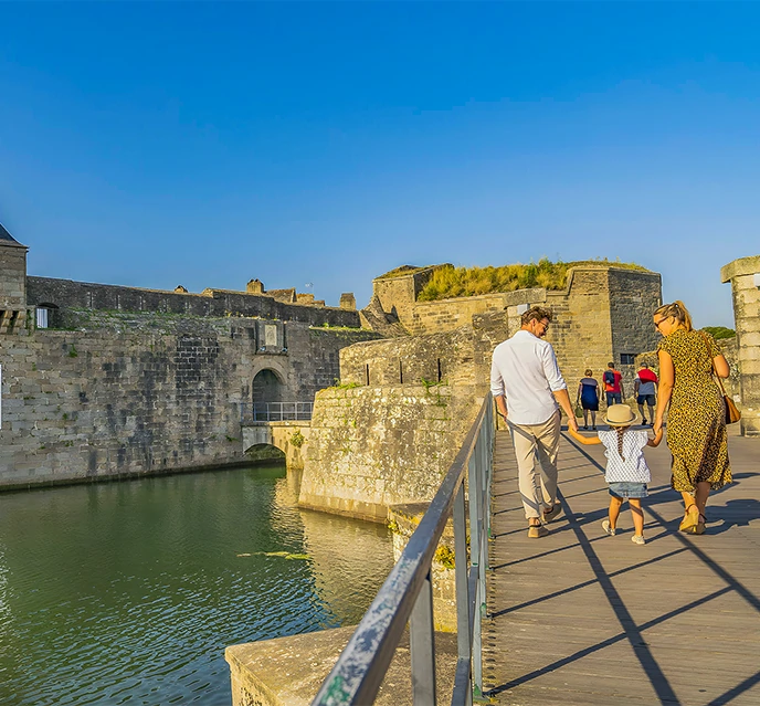 balade sur les remparts de la ville close de concarneau