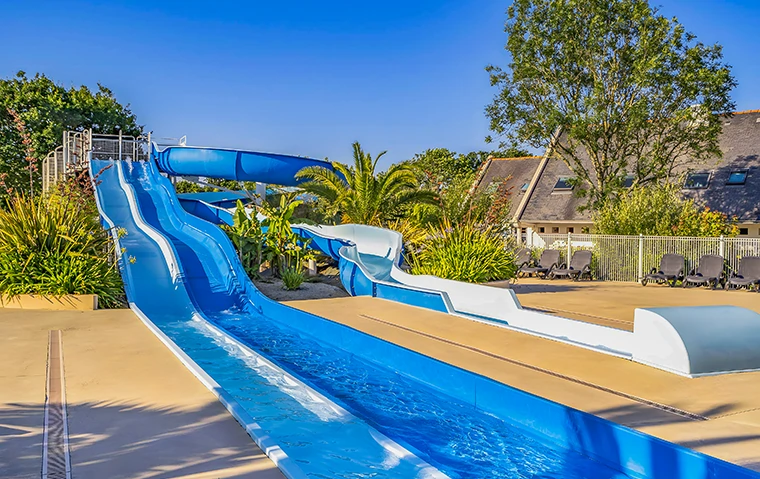 parc aquatique avec toboggans pres de quimper