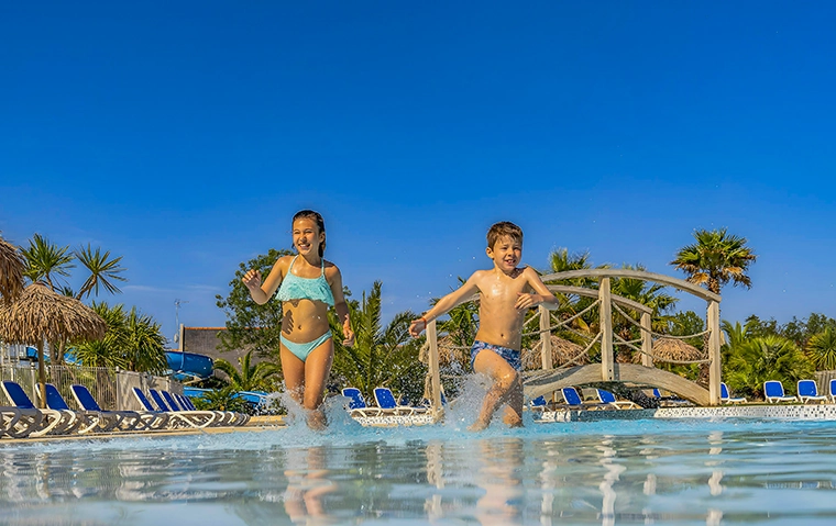 pataugeoires avec des chaises longues