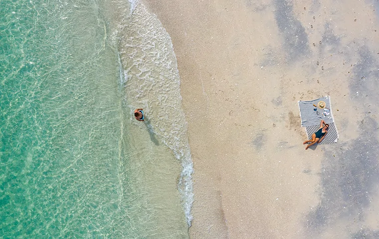 acces direct a la charmante plage de la belle etoile cabellou plage