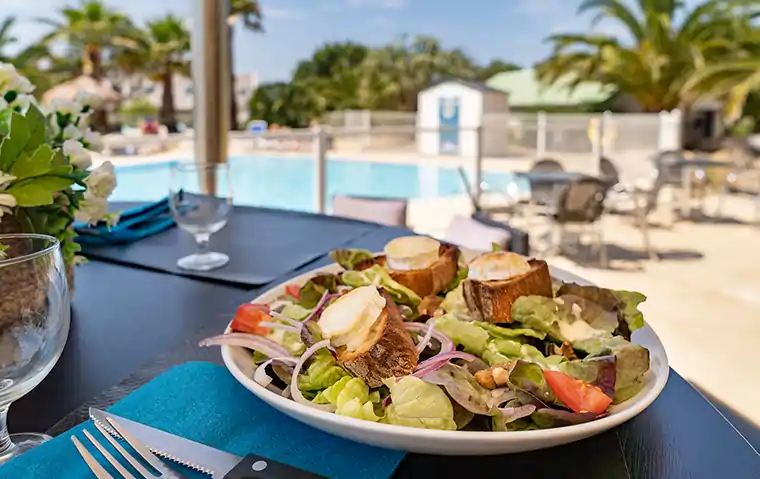 savourez des plats raffines au restaurant reconnu pour son ambiance chic et conviviale cabellou plage